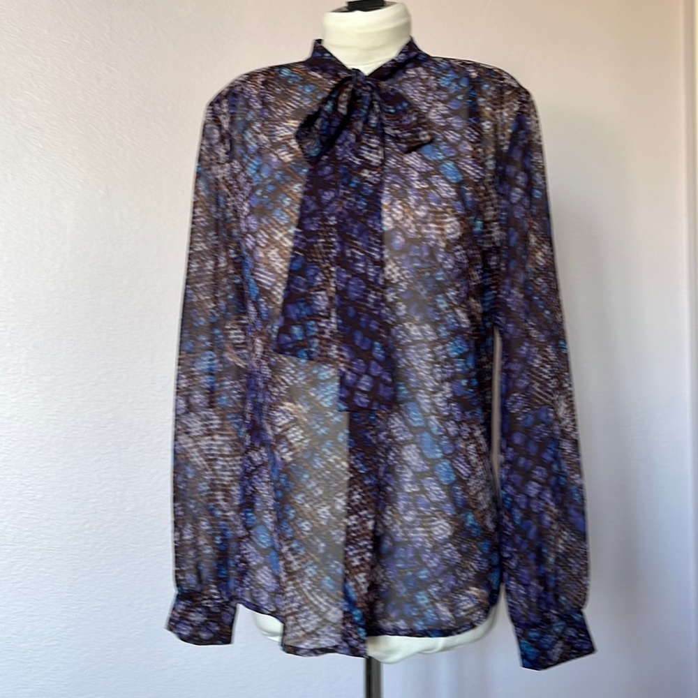 Beautiful Blouse w/ Bow-Tie Neckline